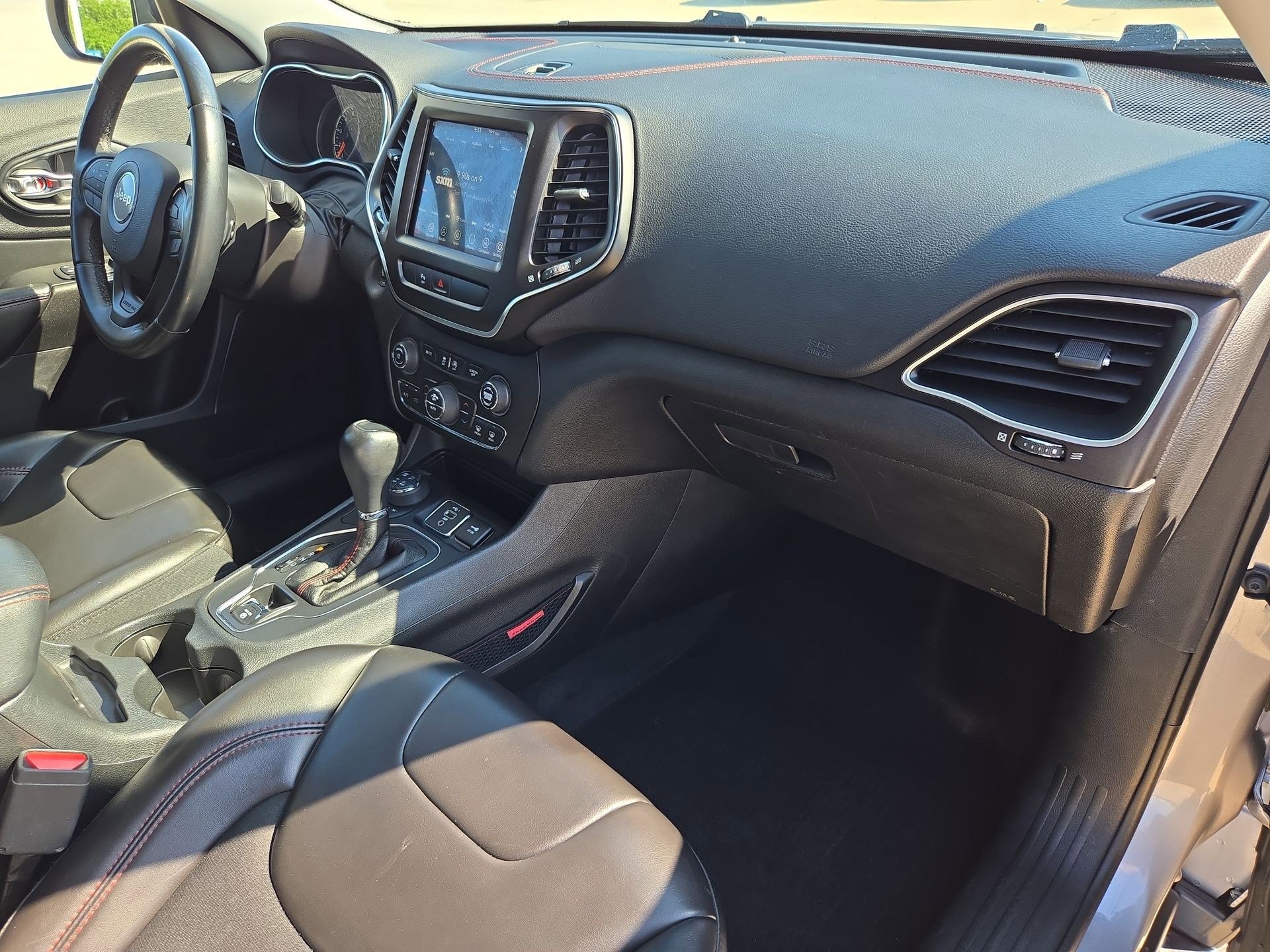 Used 2019 Jeep Cherokee Trailhawk AWD/4WD image 32