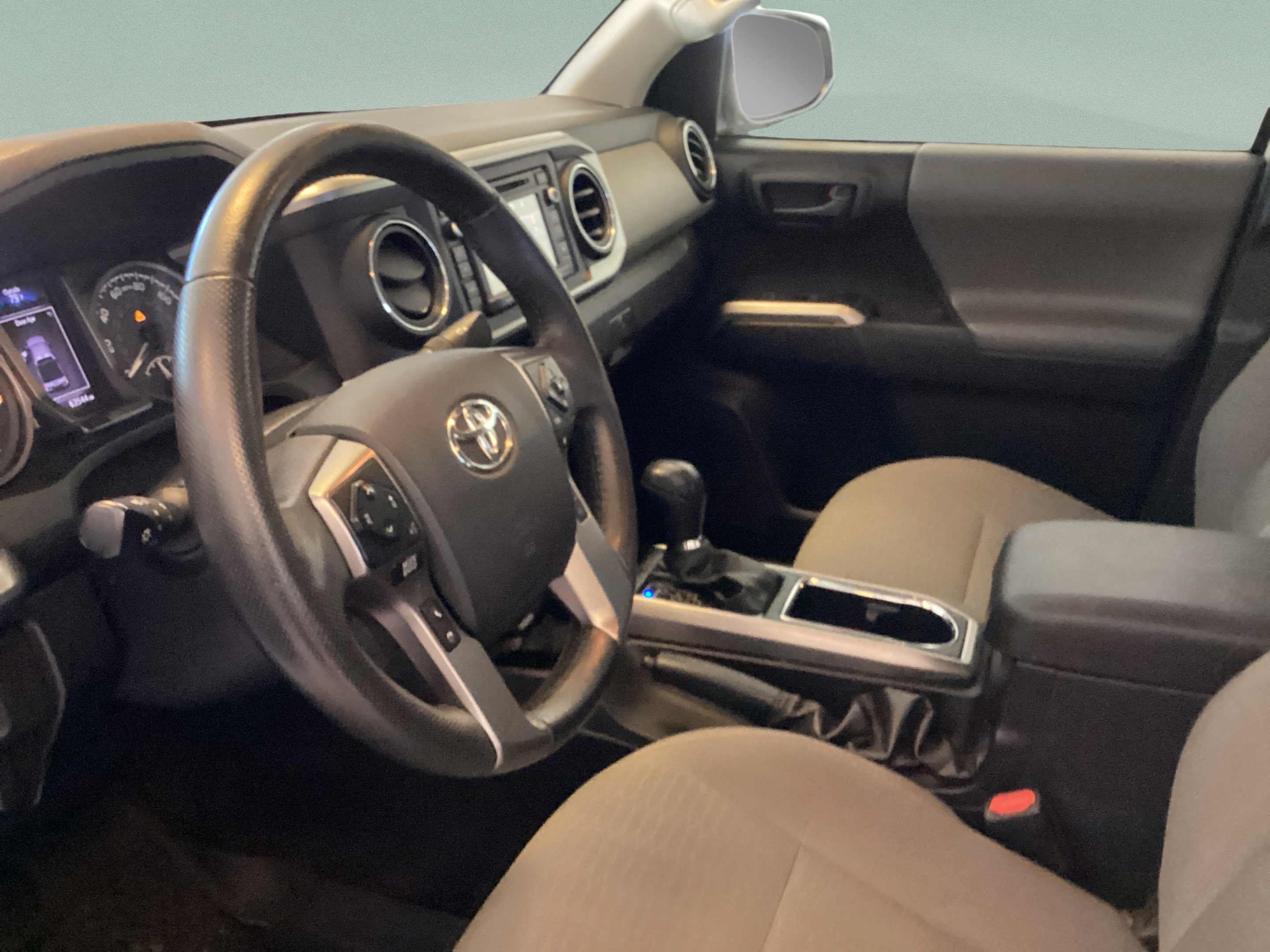 Used 2019 Toyota Tacoma SR5 AWD/4WD image 17