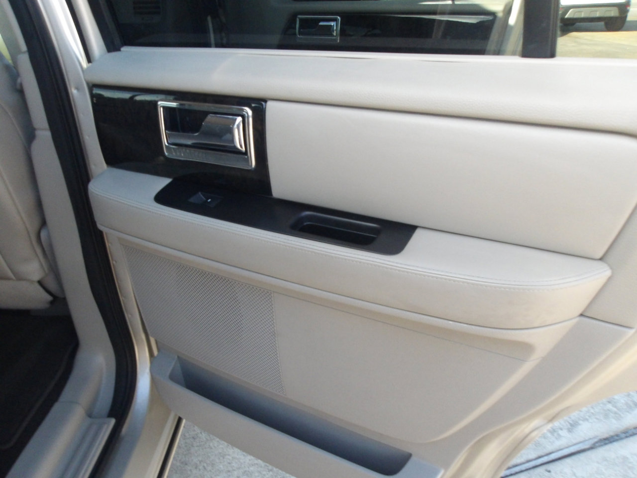 Used 2017 Lincoln Navigator Select image 7