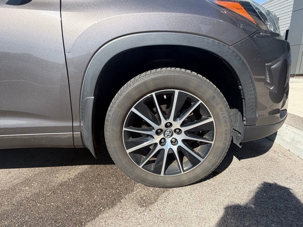 Used 2017 Toyota Highlander SE image 16