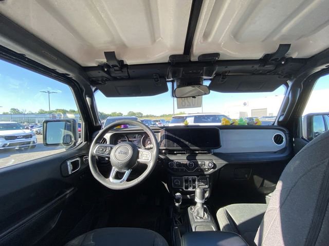 Used 2024 Jeep Wrangler Unlimited Sahara AWD/4WD image 6
