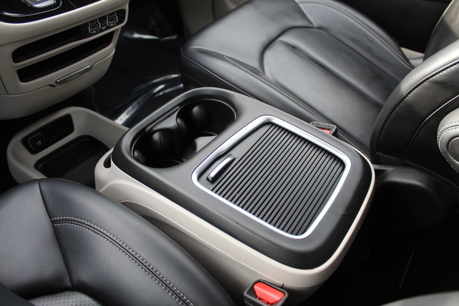 Used 2023 Chrysler Pacifica Touring-L image 19