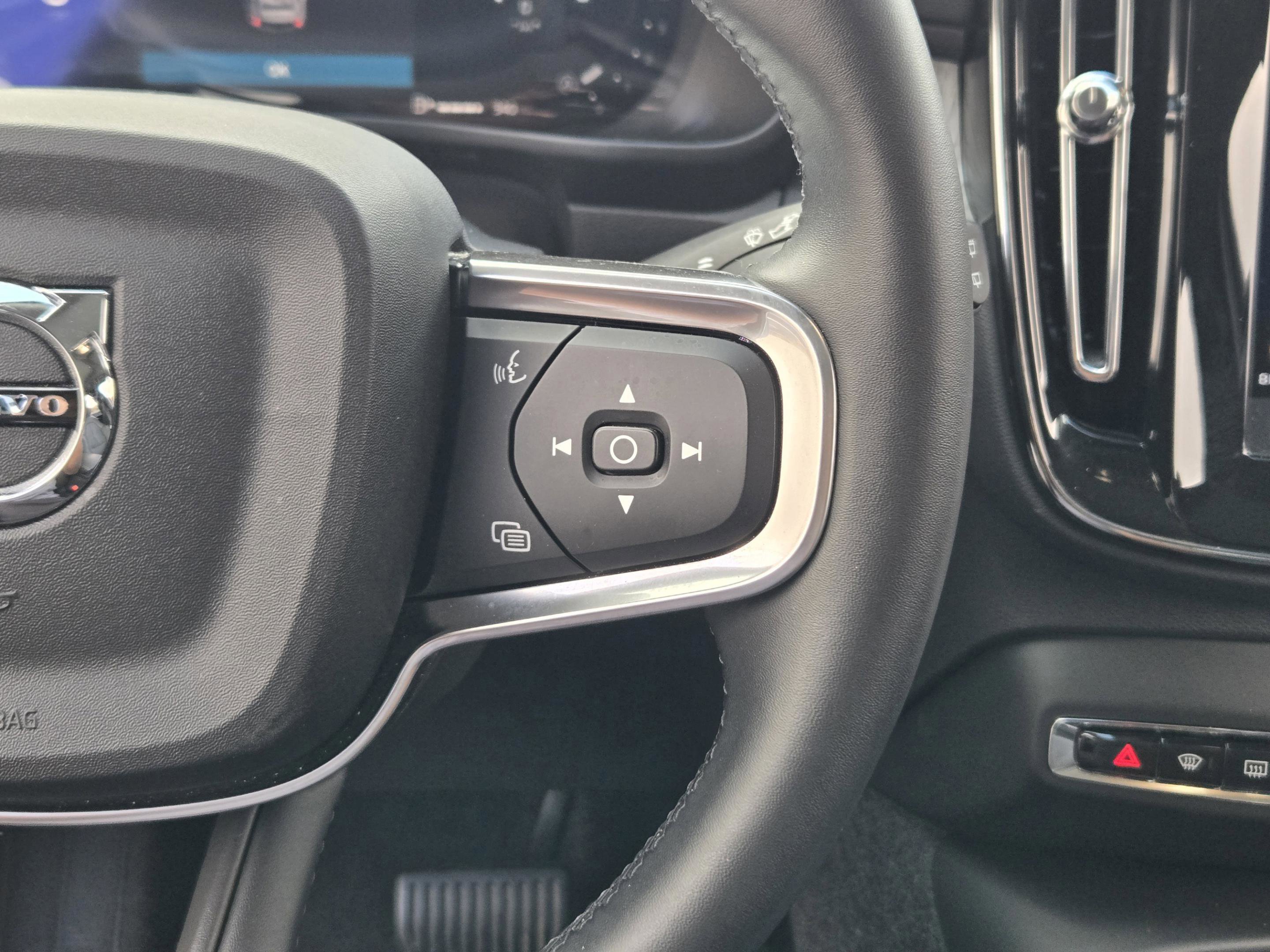 Used 2025 Volvo XC40 B5 Plus image 28