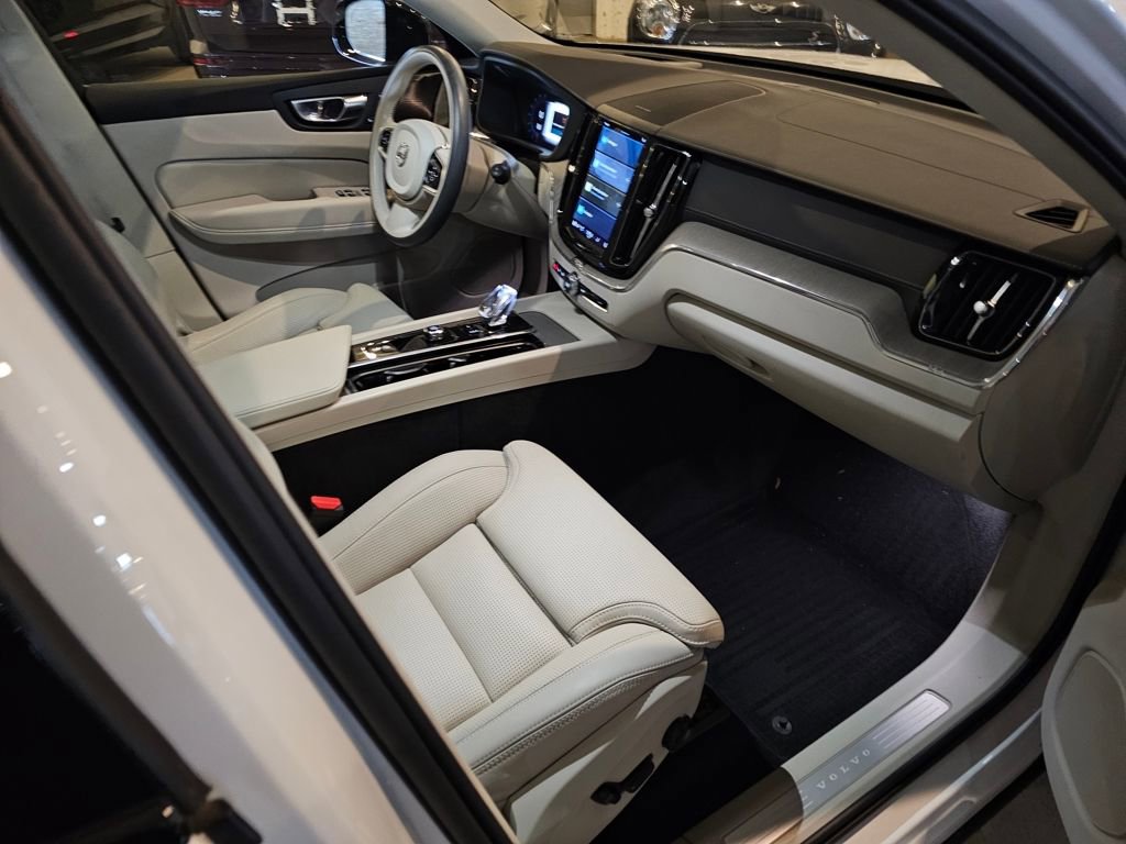Certified 2023 Volvo XC60 B5 Ultimate image 8