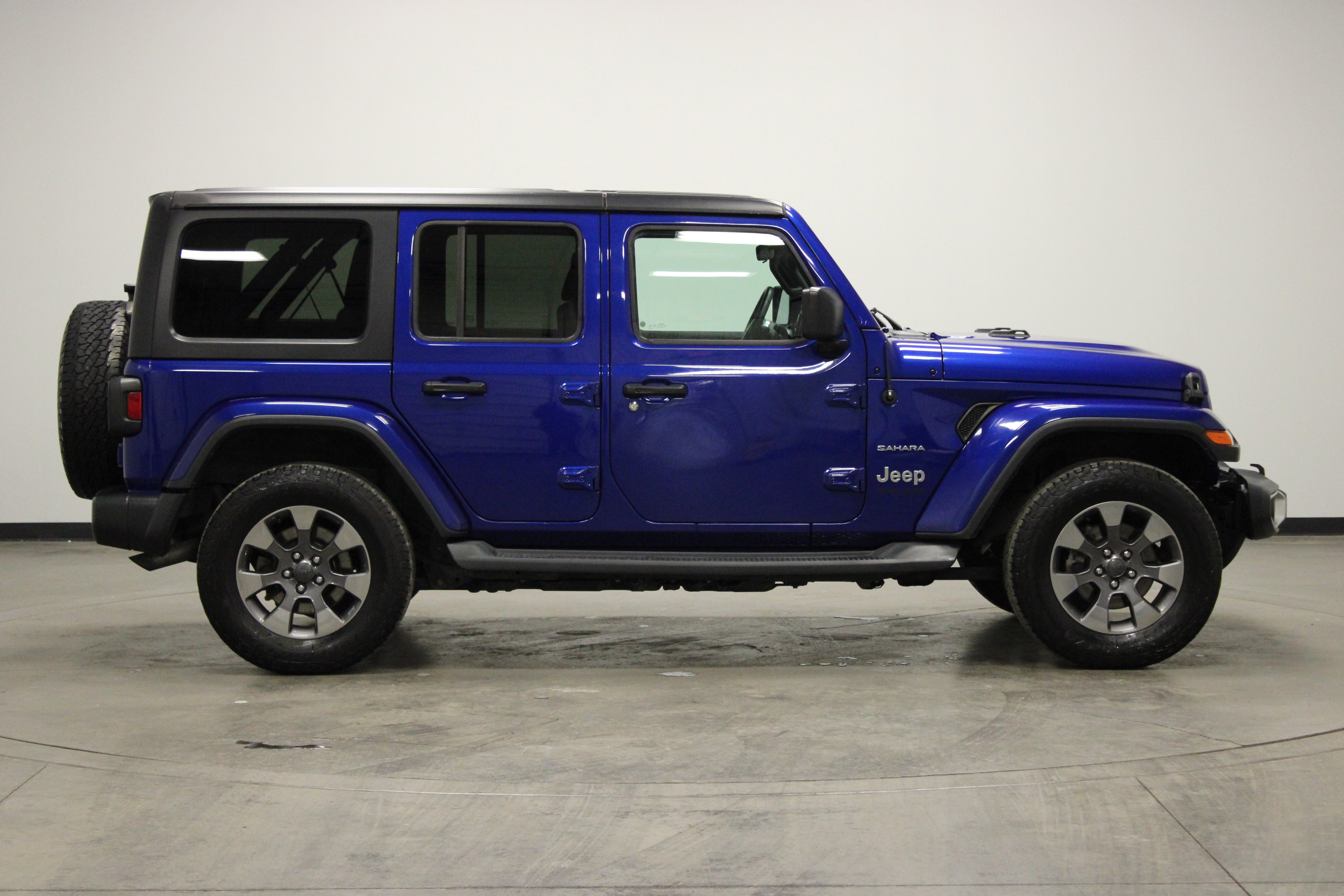 Used 2019 Jeep Wrangler Unlimited Sahara w/ Dual Top Group AWD/4WD image 9