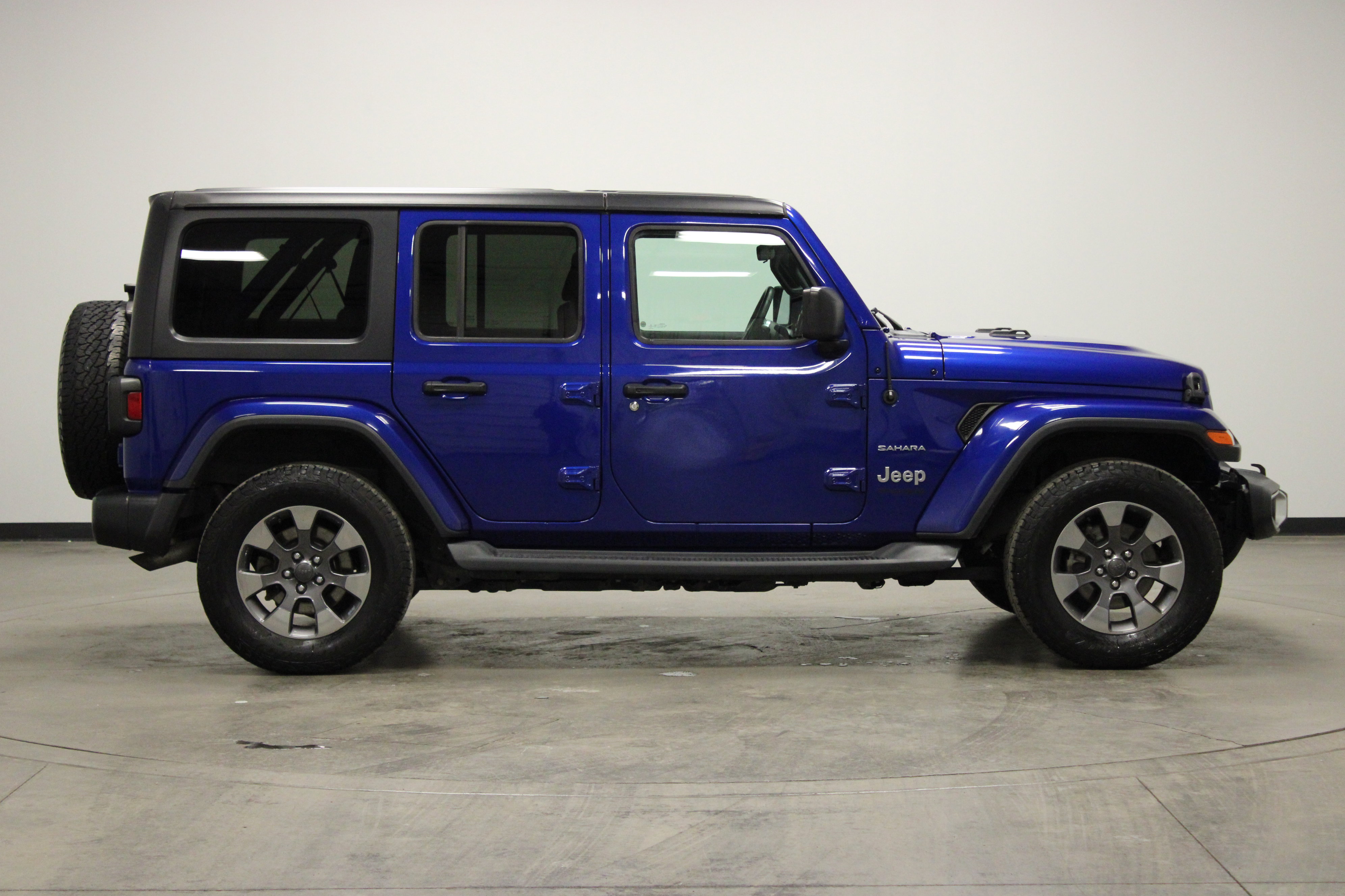 Used 2019 Jeep Wrangler Unlimited Sahara w/ Dual Top Group AWD/4WD image 9