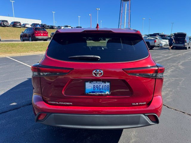 Certified 2022 Toyota Highlander XLE AWD/4WD image 4