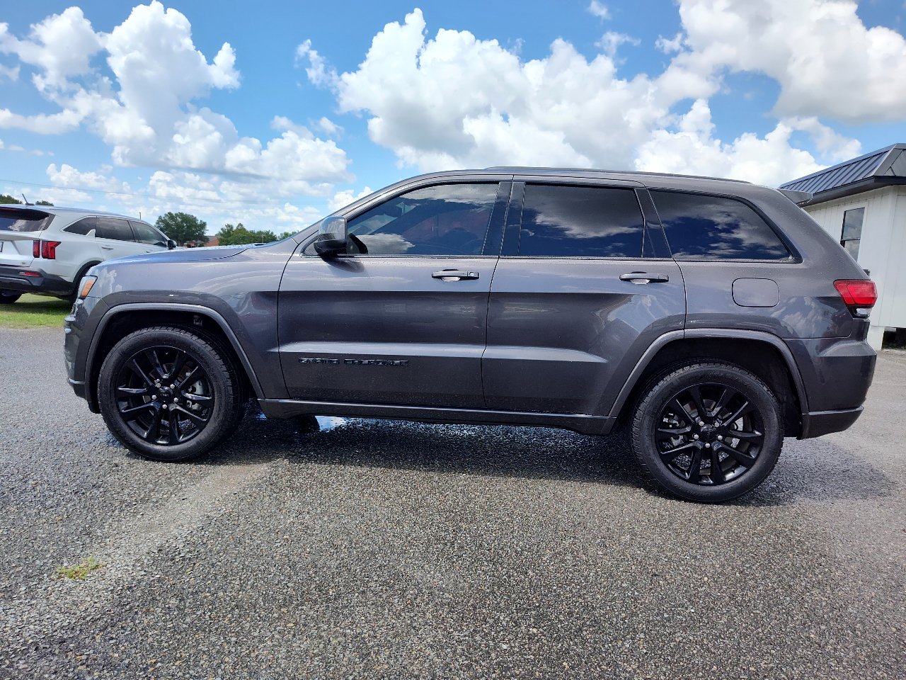 Used 2018 Jeep Grand Cherokee Altitude image 3