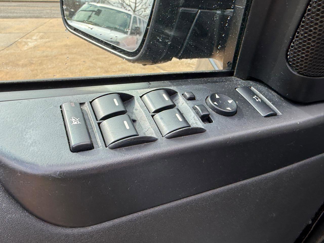 Used 2011 Land Rover Range Rover HSE image 12