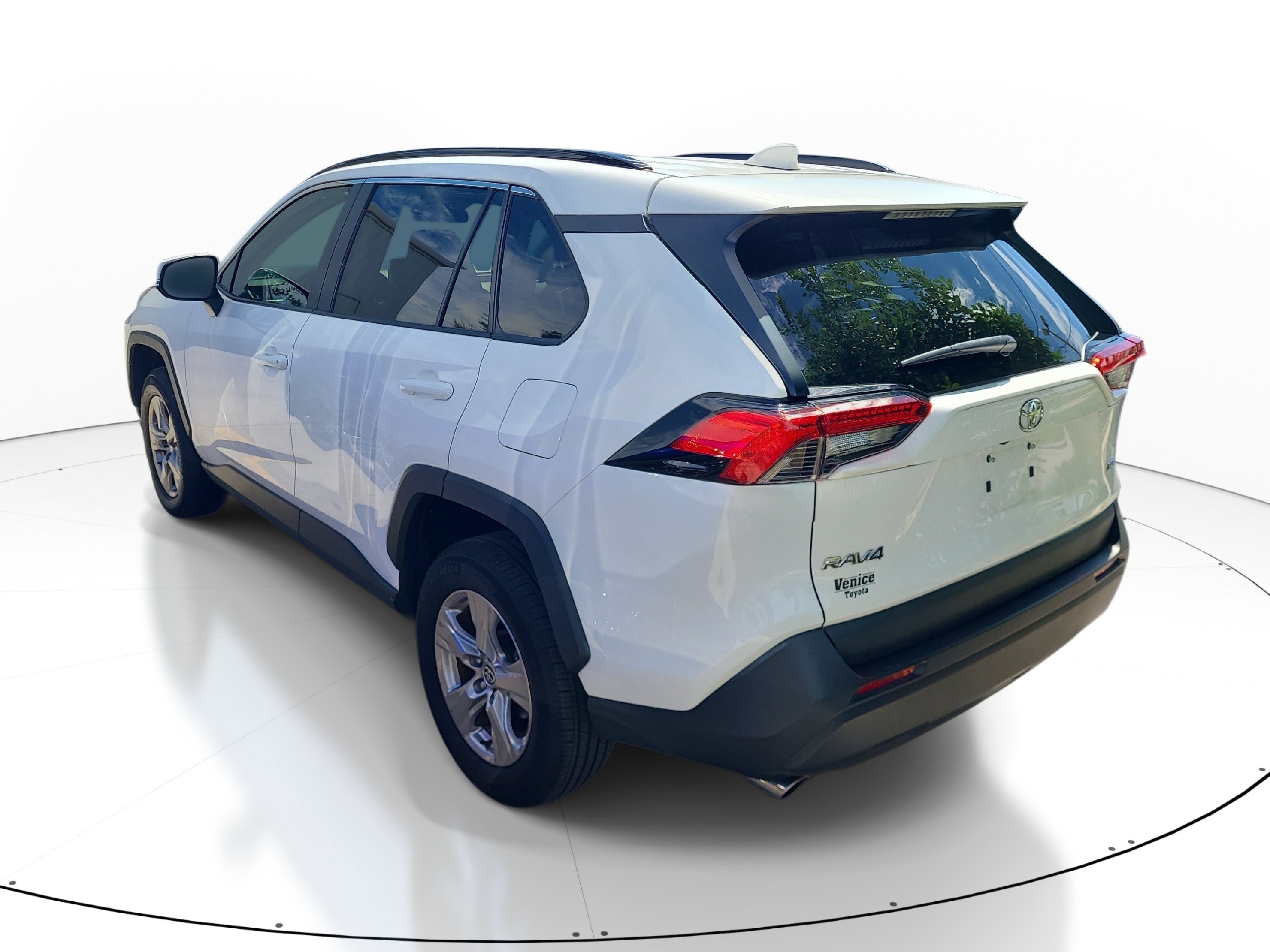Used 2025 Toyota RAV4 XLE w/ Convenience Package FWD image 4