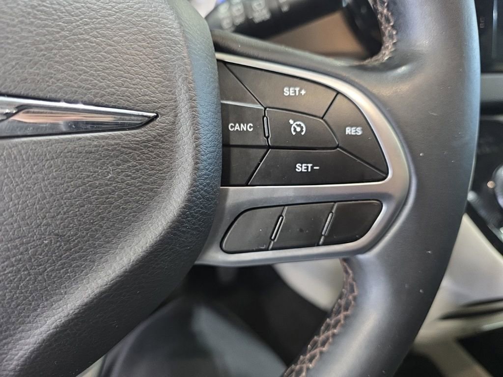Used 2018 Chrysler Pacifica Touring-L image 21