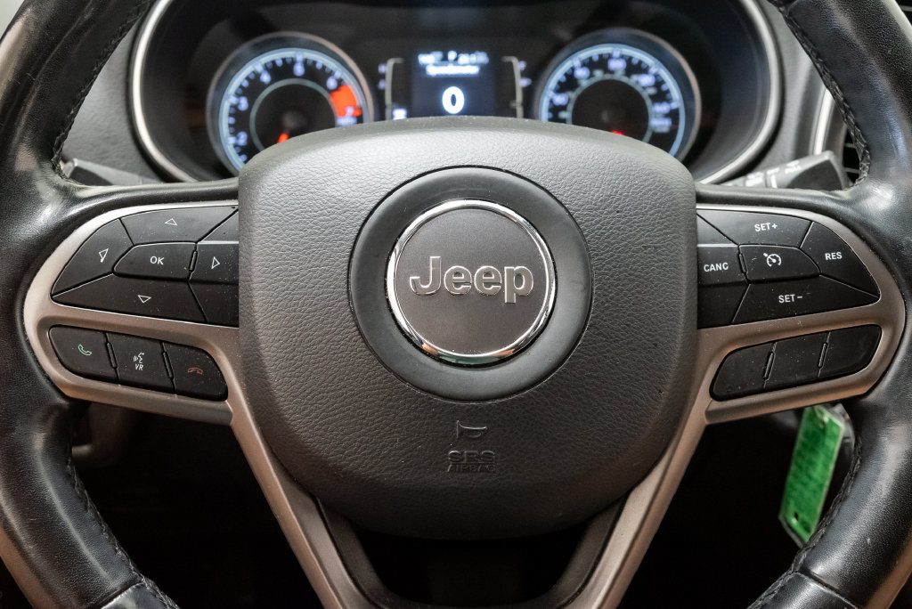 Used 2020 Jeep Cherokee Latitude w/ Cold Weather Group AWD/4WD image 14