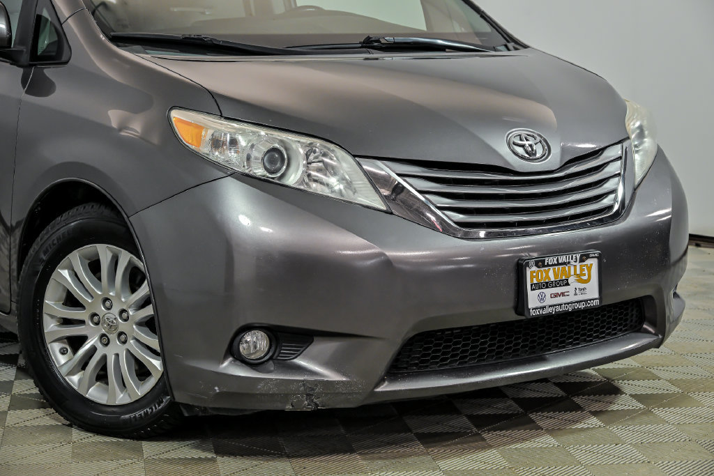 Used 2015 Toyota Sienna XLE FWD image 2