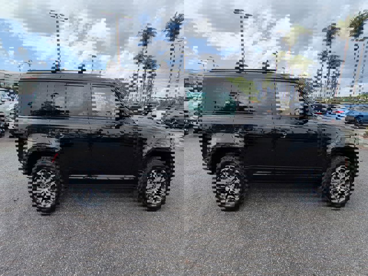 Used 2023 Land Rover Defender 110 X-Dynamic SE image 4