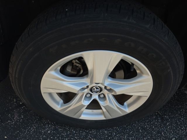 Used 2021 Toyota RAV4 XLE w/ Convenience Package image 6