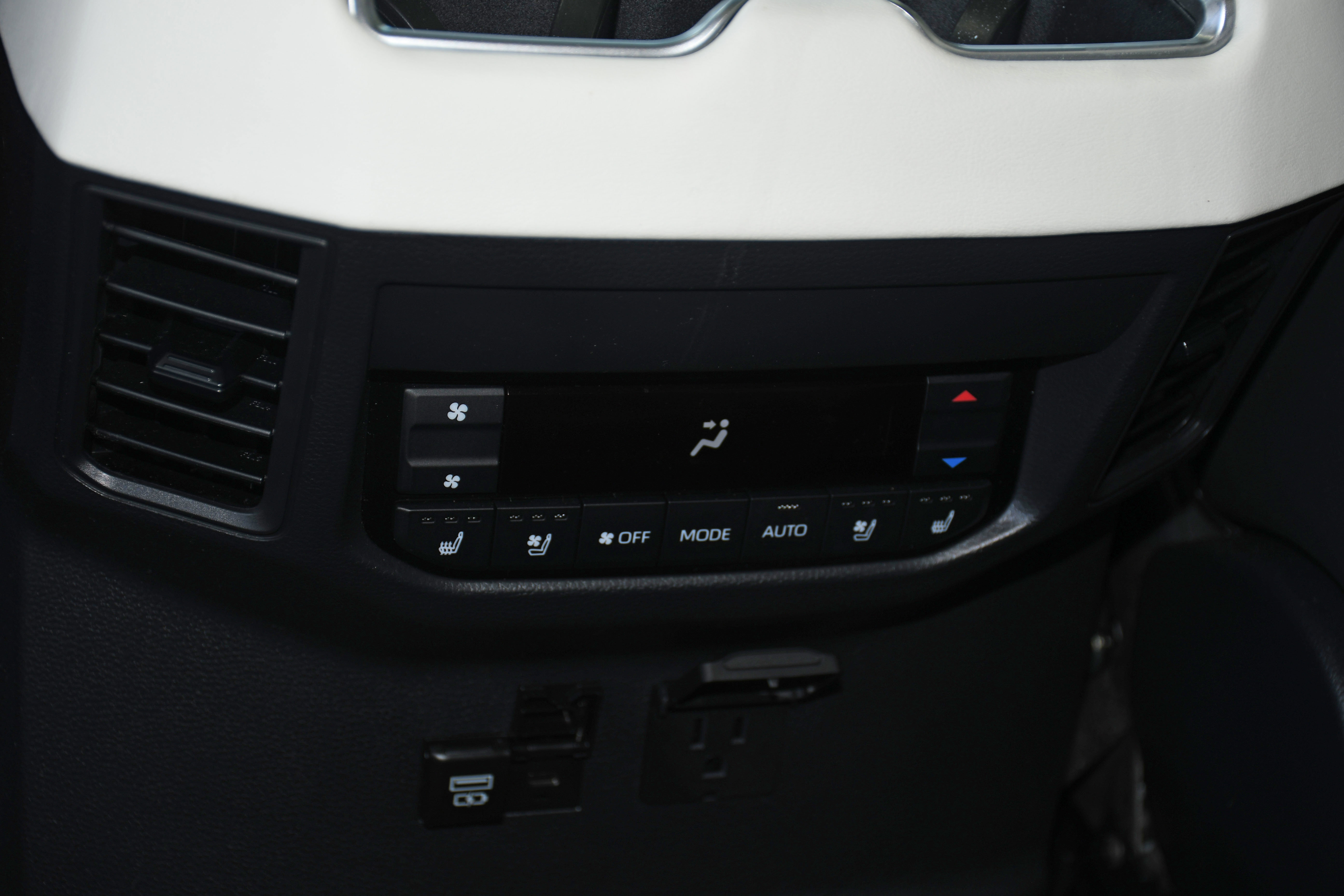 Certified 2024 Toyota Sequoia Capstone AWD/4WD image 18