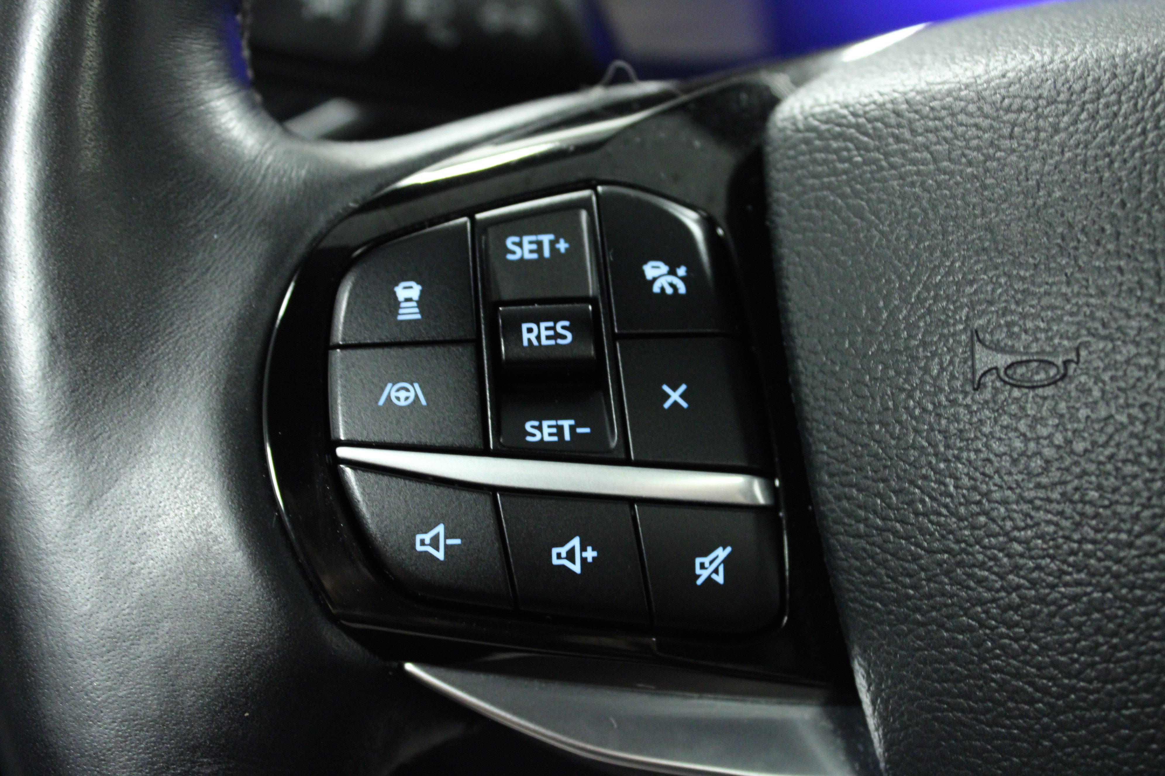 Used 2022 Ford Explorer Platinum w/ Technology Package RWD image 21