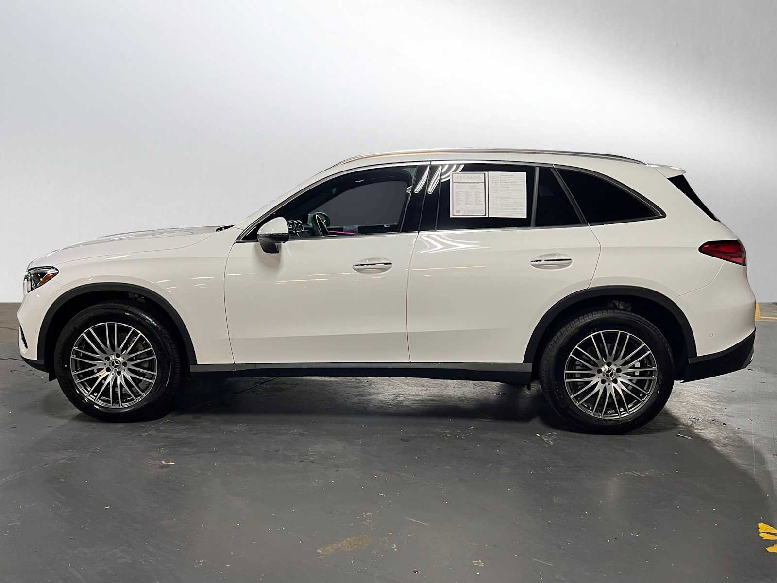 Used 2025 Mercedes-Benz GLC 300 4MATIC image 6