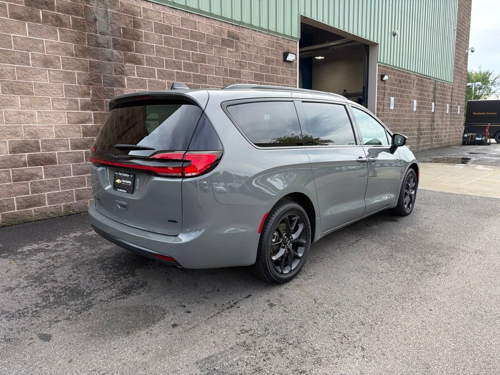 Used 2023 Chrysler Pacifica Touring-L w/ S Appearance Package AWD/4WD image 9