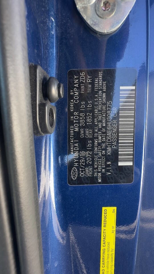 Used 2017 Hyundai Veloster Turbo image 11