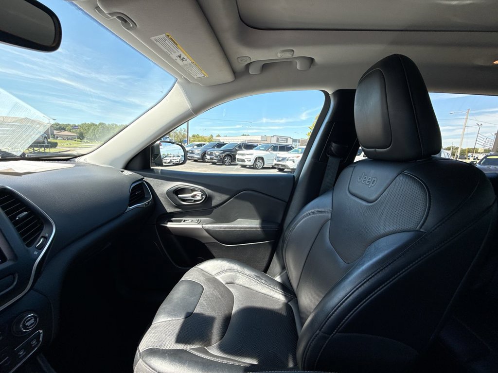 Used 2022 Jeep Cherokee Latitude Lux w/ Sun & Sound Group AWD/4WD image 31