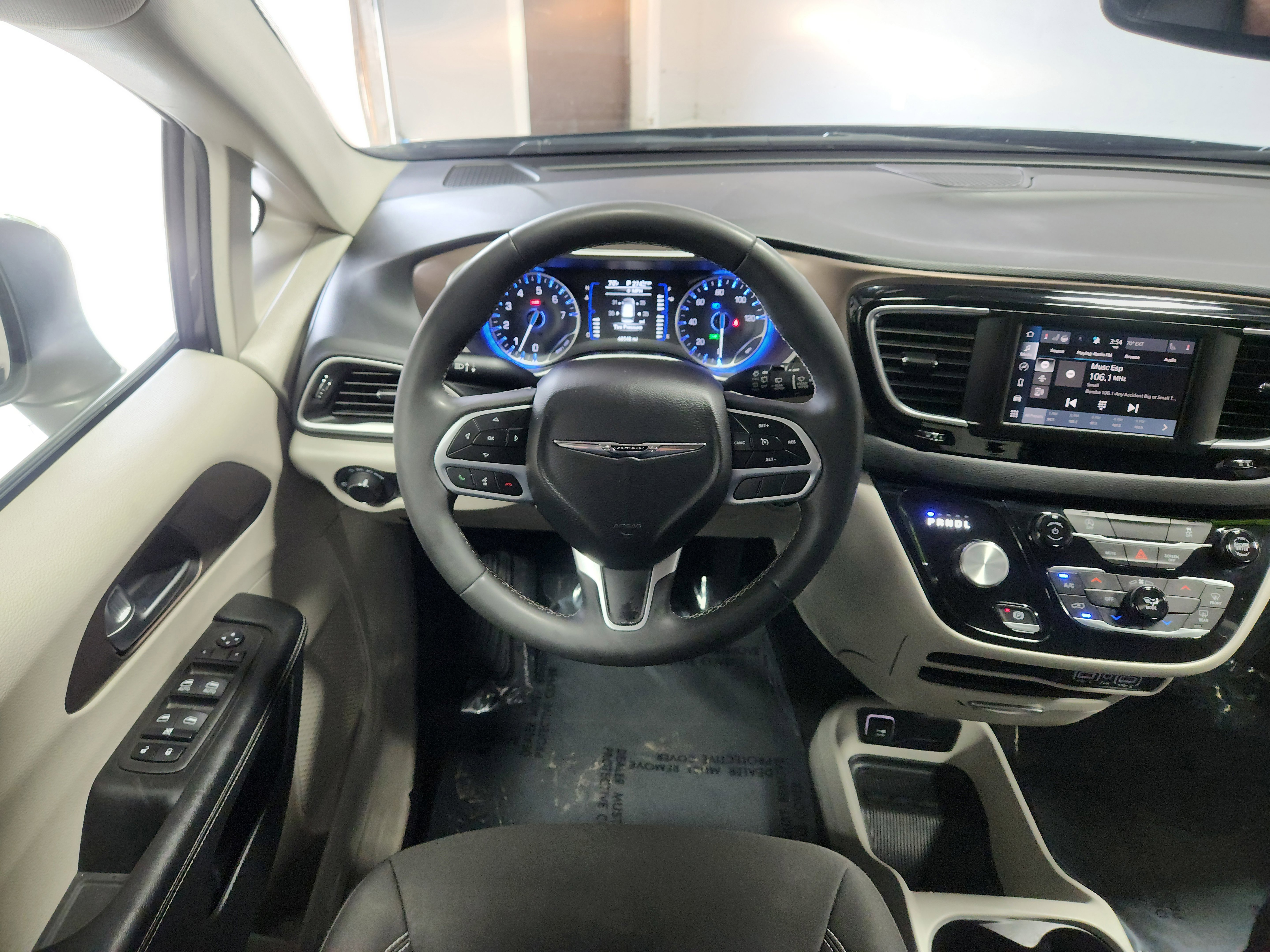 Used 2023 Chrysler Voyager LX FWD image 15