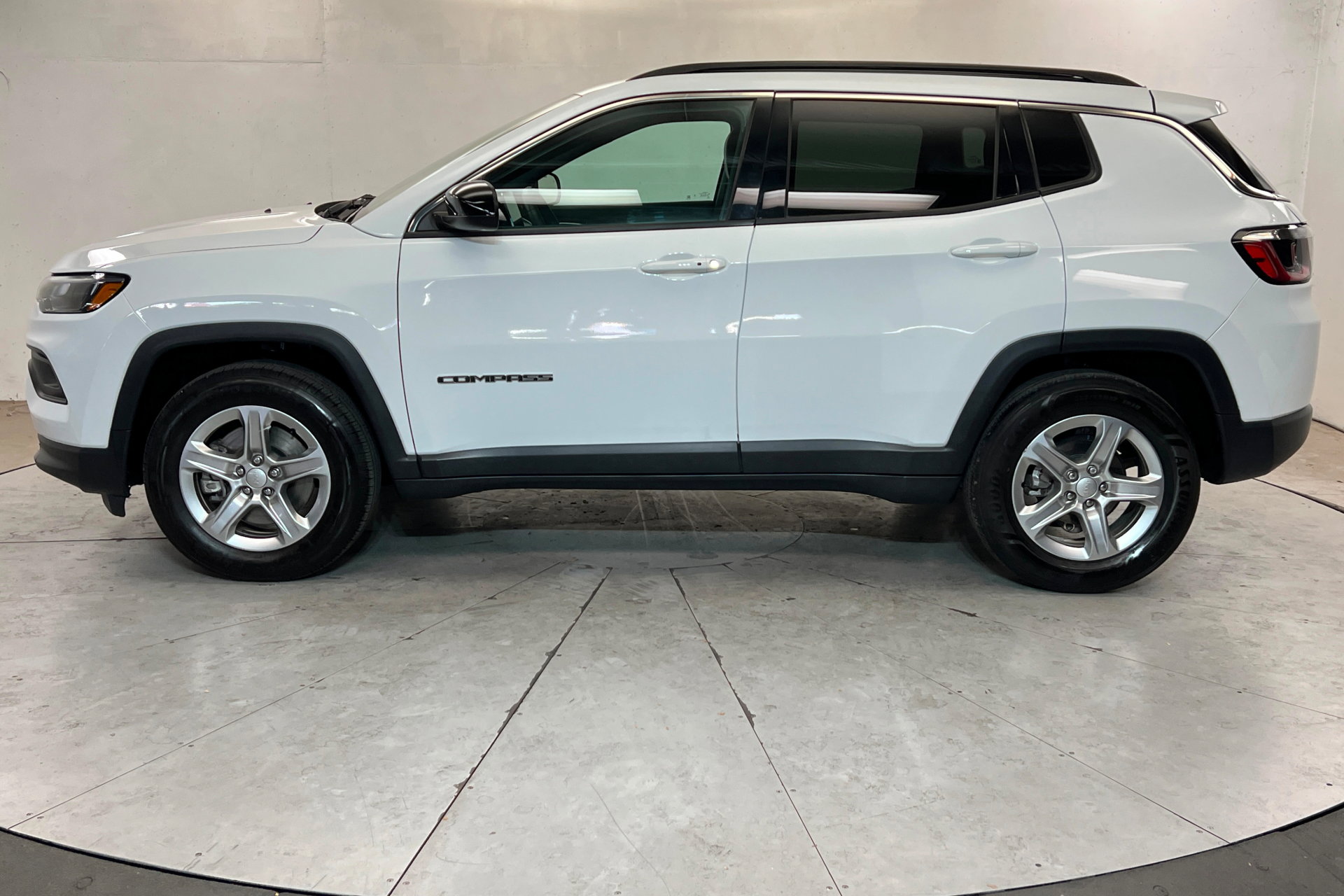 Used 2023 Jeep Compass Latitude AWD/4WD image 2