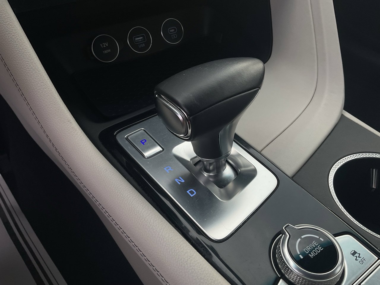 Used 2025 Genesis G70 2.5T RWD image 22