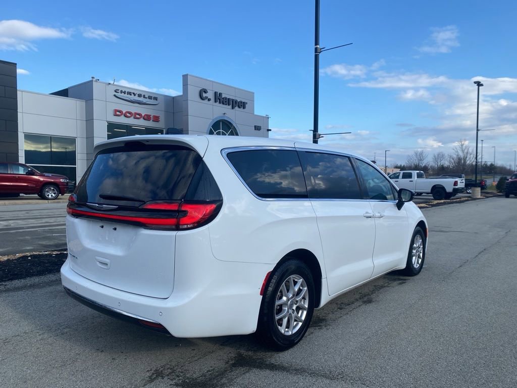 Used 2024 Chrysler Pacifica Touring-L image 2