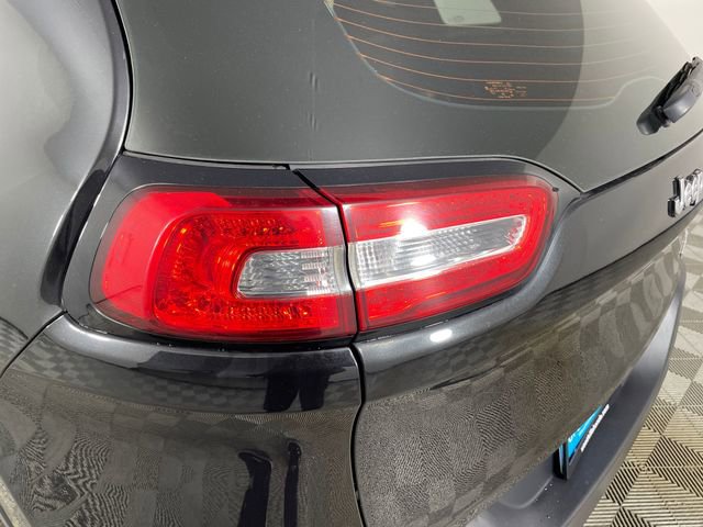 Used 2015 Jeep Cherokee Sport image 18