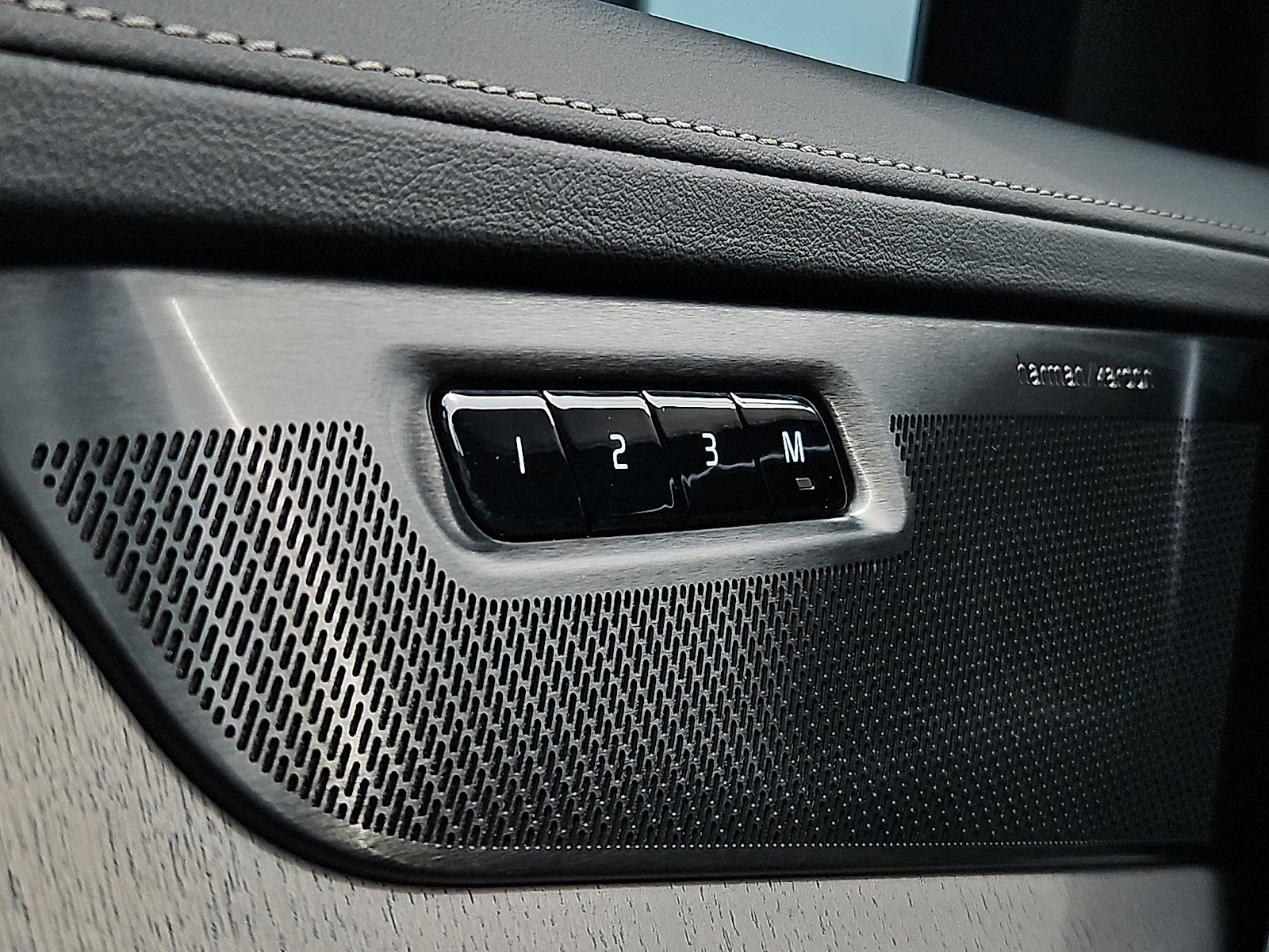 Certified 2025 Volvo XC90 T8 Ultra w/ Protection Package Premier image 25