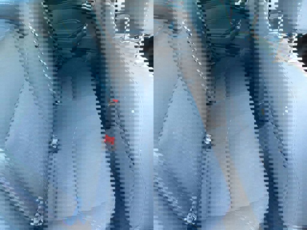 Used 2018 Ford Focus SE w/ SE Appearance Package image 17