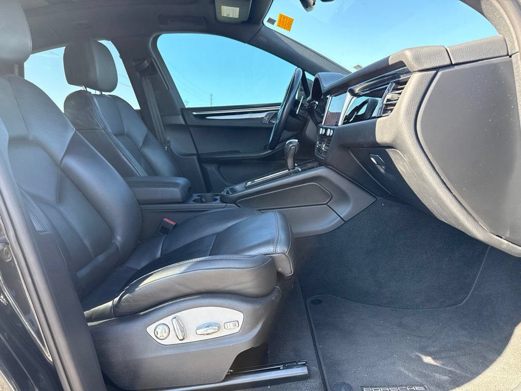 Used 2023 Porsche Macan Turbo AWD/4WD image 10
