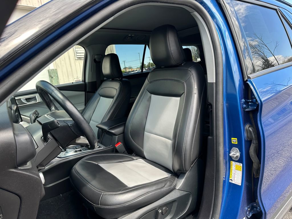 Used 2022 Ford Explorer XLT w/ Equipment Group 202A AWD/4WD image 19