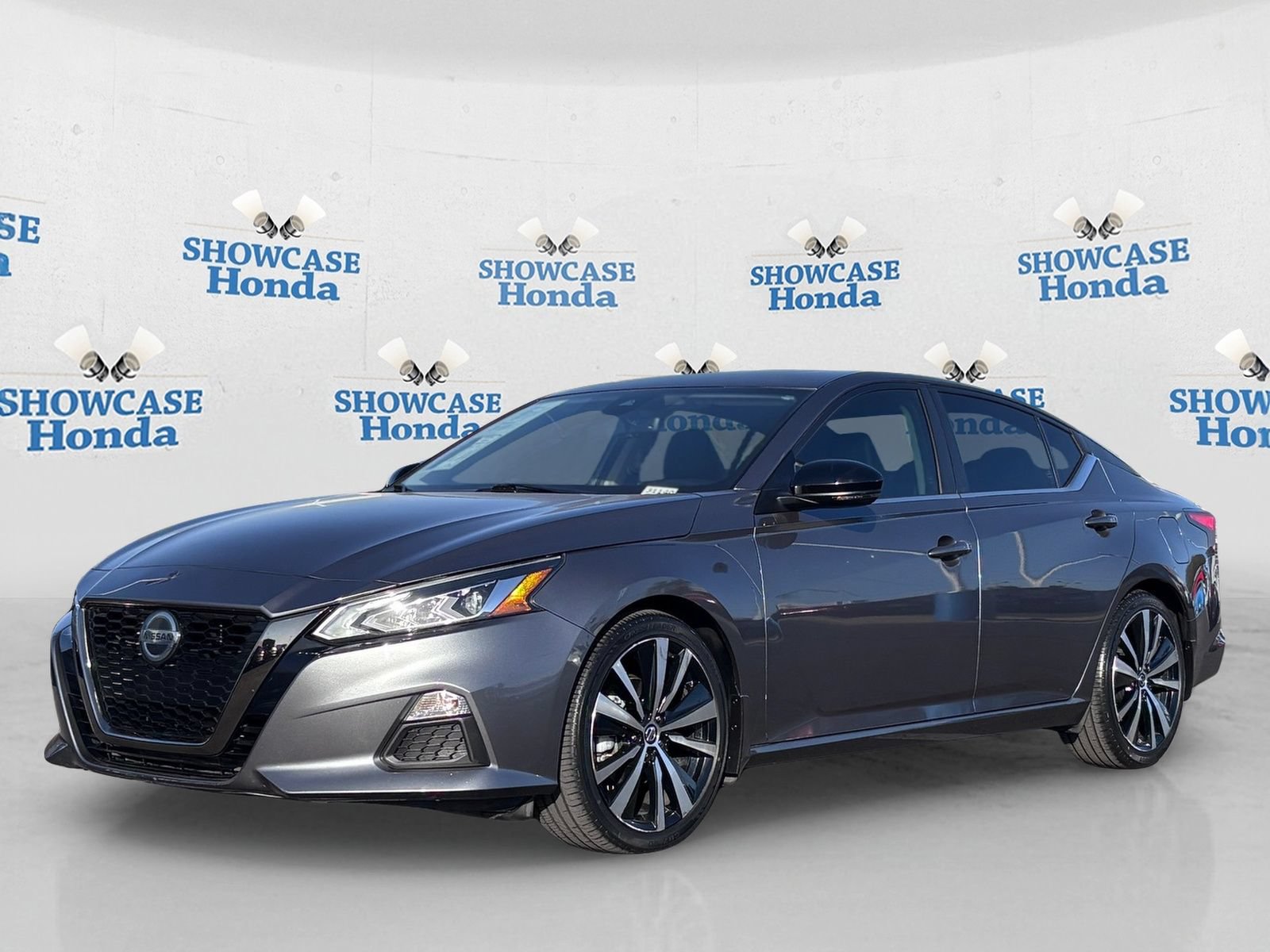 Used 2020 Nissan Altima 2.5 SR w/ Premium Package FWD image 2