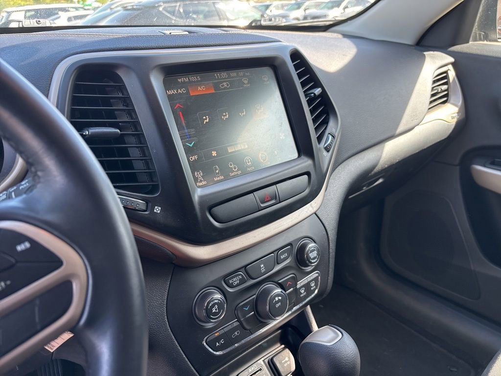 Used 2017 Jeep Cherokee Latitude AWD/4WD image 6