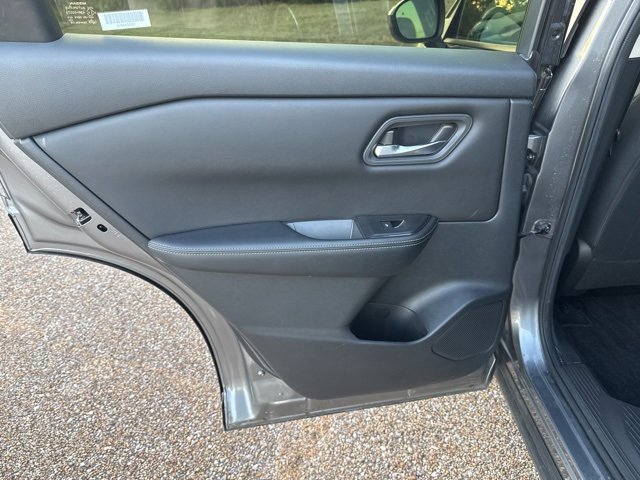 Used 2024 Nissan Rogue SV image 12