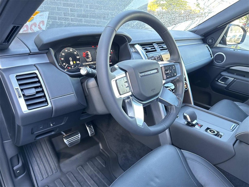 Used 2025 Land Rover Discovery Dynamic SE image 19