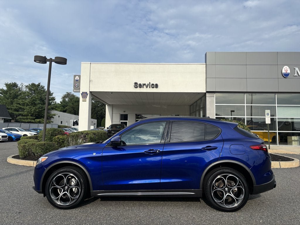 Used 2023 Alfa Romeo Stelvio Ti AWD/4WD image 2