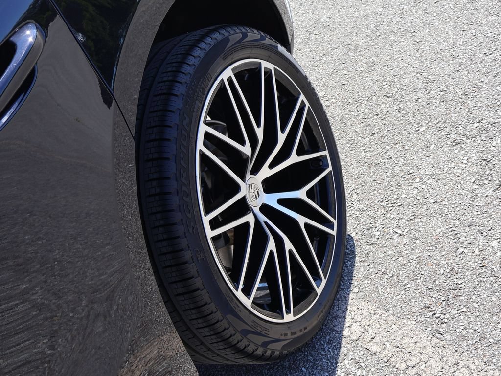 Certified 2025 Porsche Macan AWD/4WD image 37