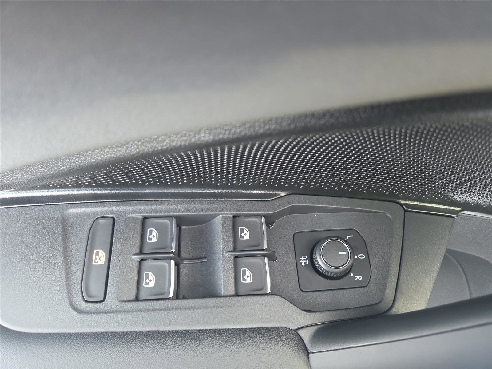 New 2026 Volkswagen Tiguan SE R-Line image 13