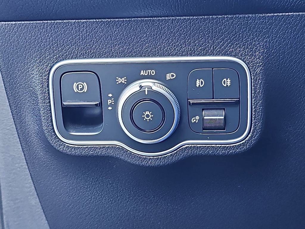 Used 2025 Mercedes-Benz GLB 250 4MATIC image 30