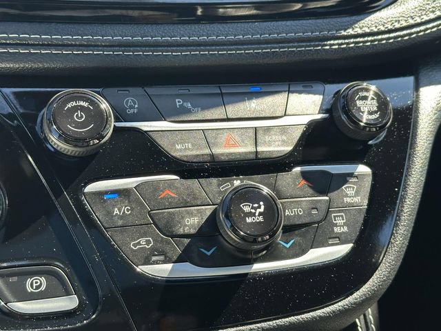 Used 2025 Chrysler Pacifica Limited FWD image 16