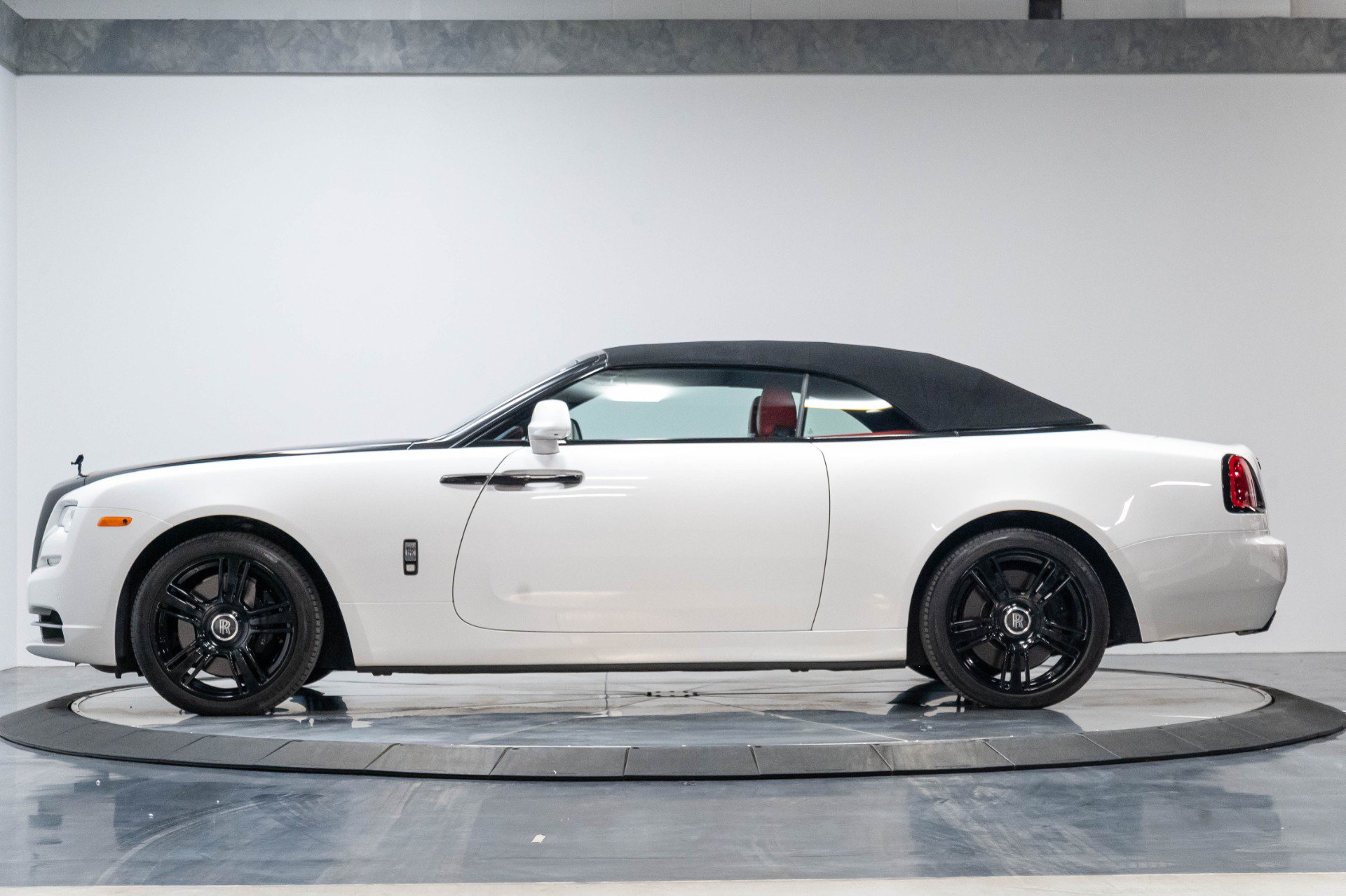 Used 2017 Rolls-Royce Dawn RWD image 21