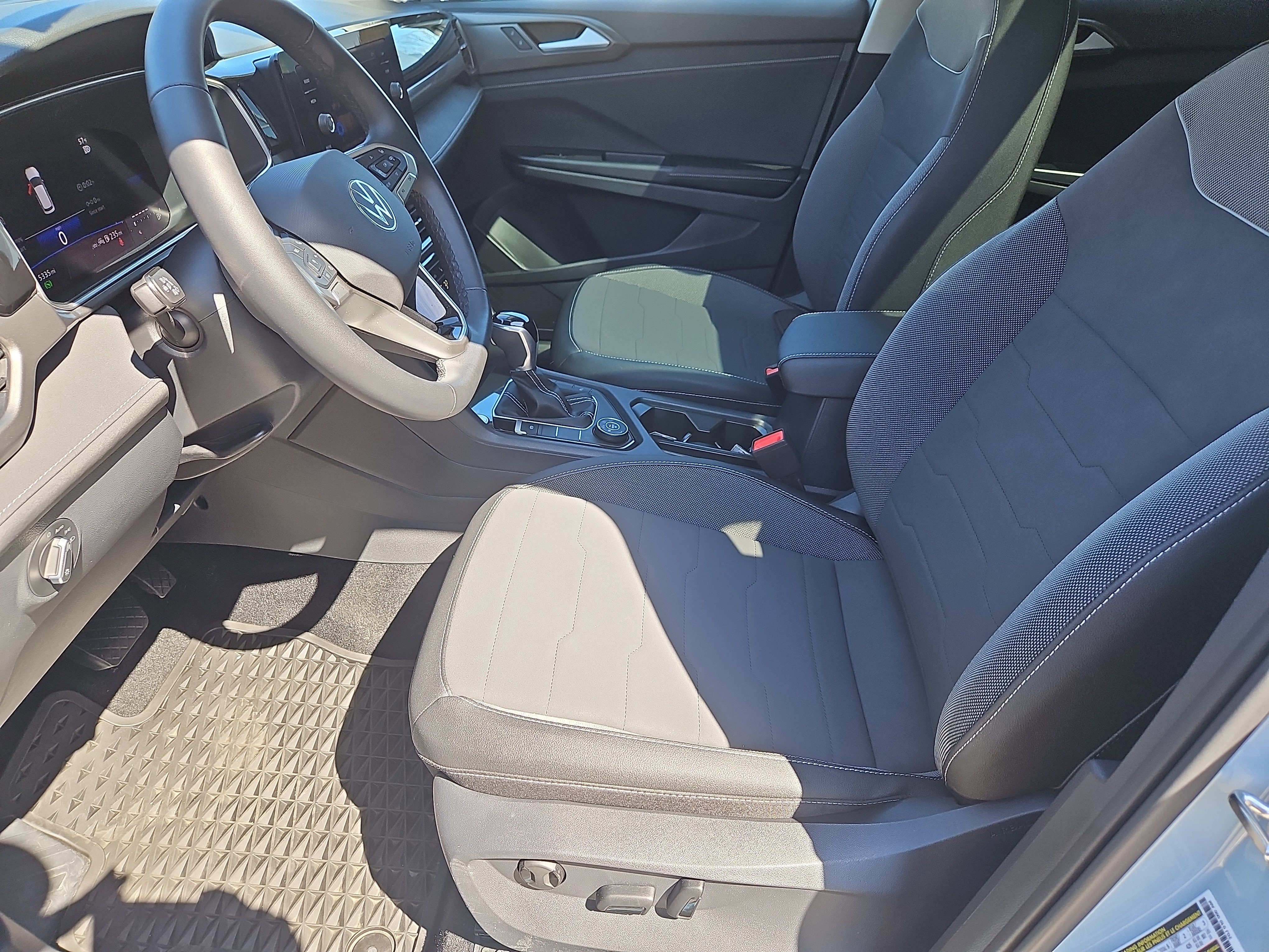 Used 2025 Volkswagen Taos SE image 29