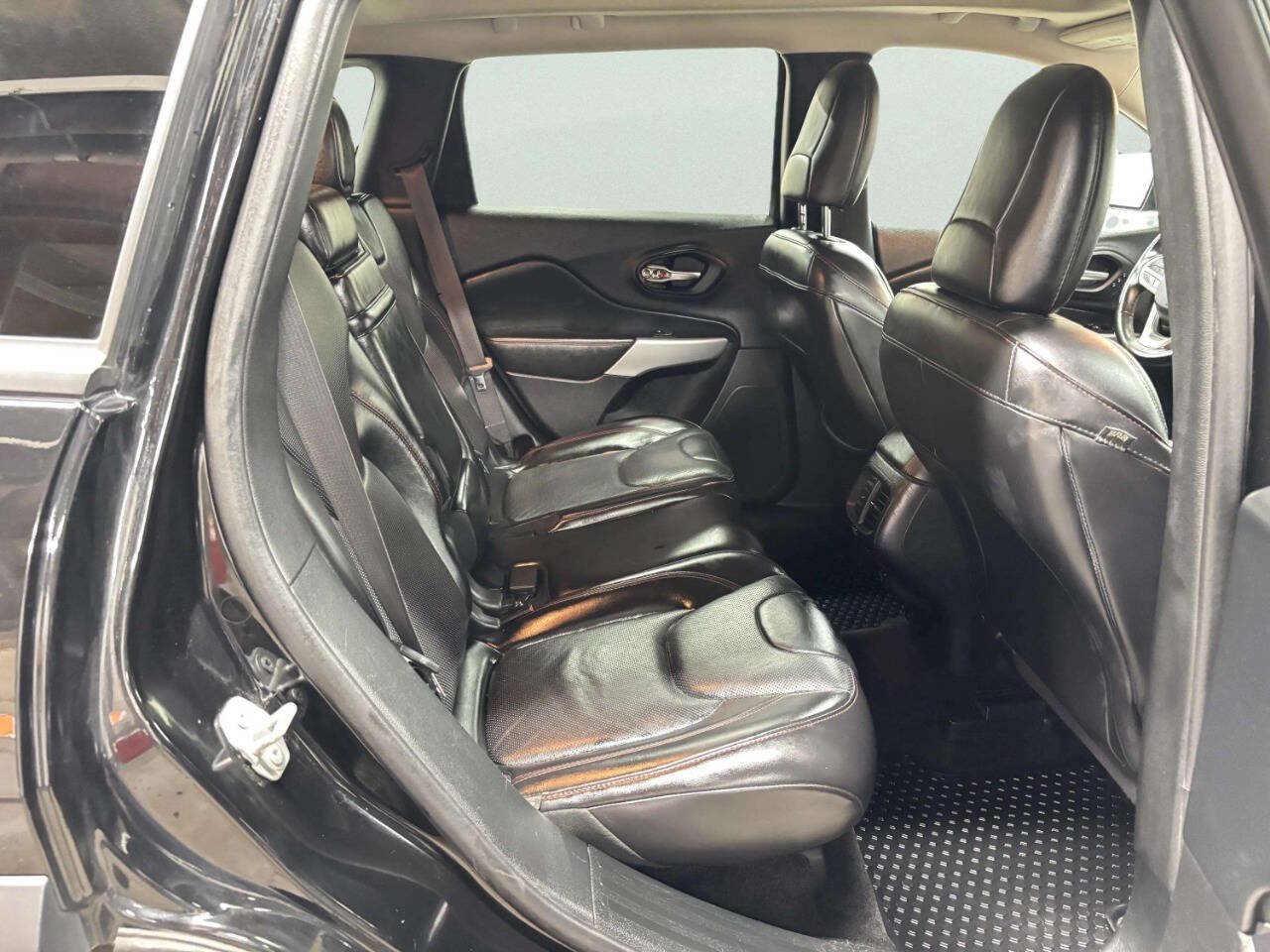 Used 2017 Jeep Cherokee Trailhawk AWD/4WD image 19