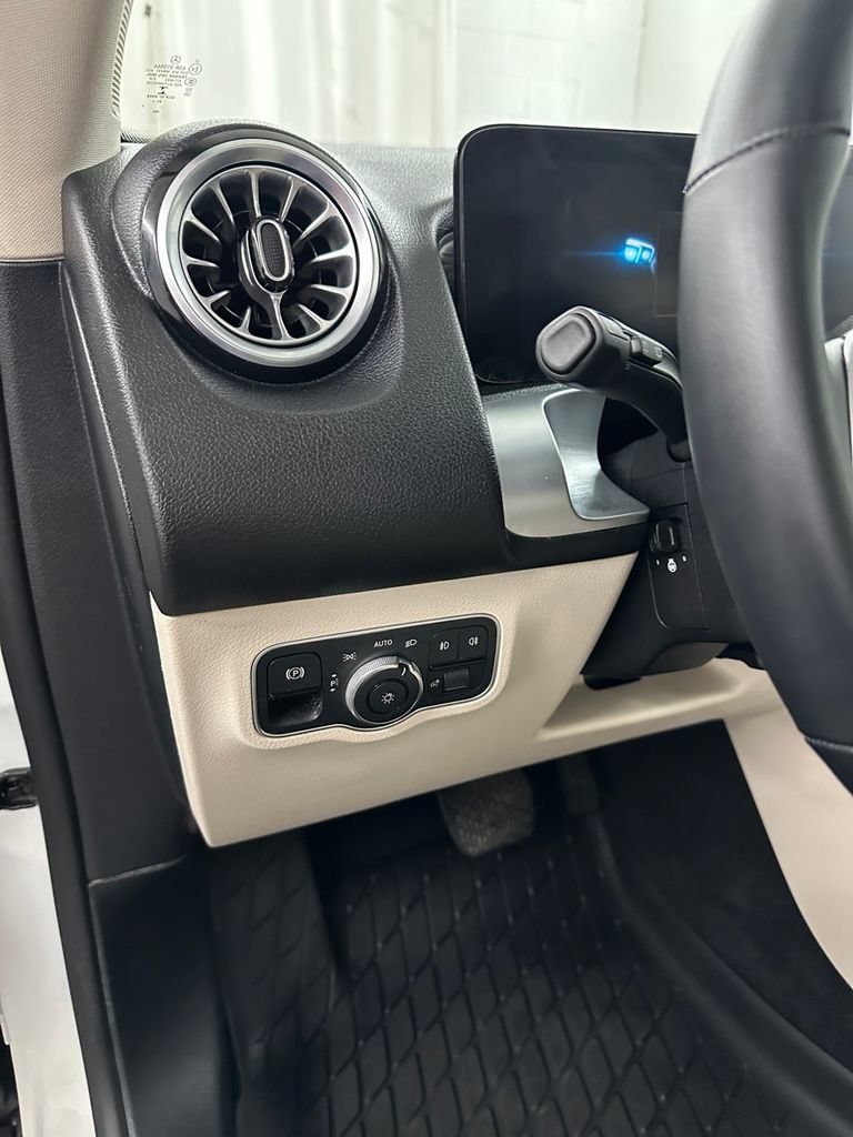 Used 2022 Mercedes-Benz GLB 250 4MATIC image 14