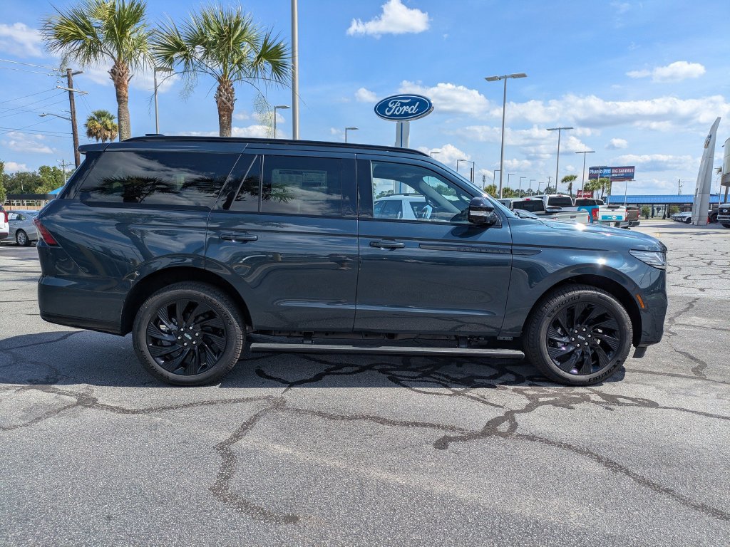 New 2026 Lincoln Navigator Reserve w/ Jet Appearance Package AWD/4WD image 3