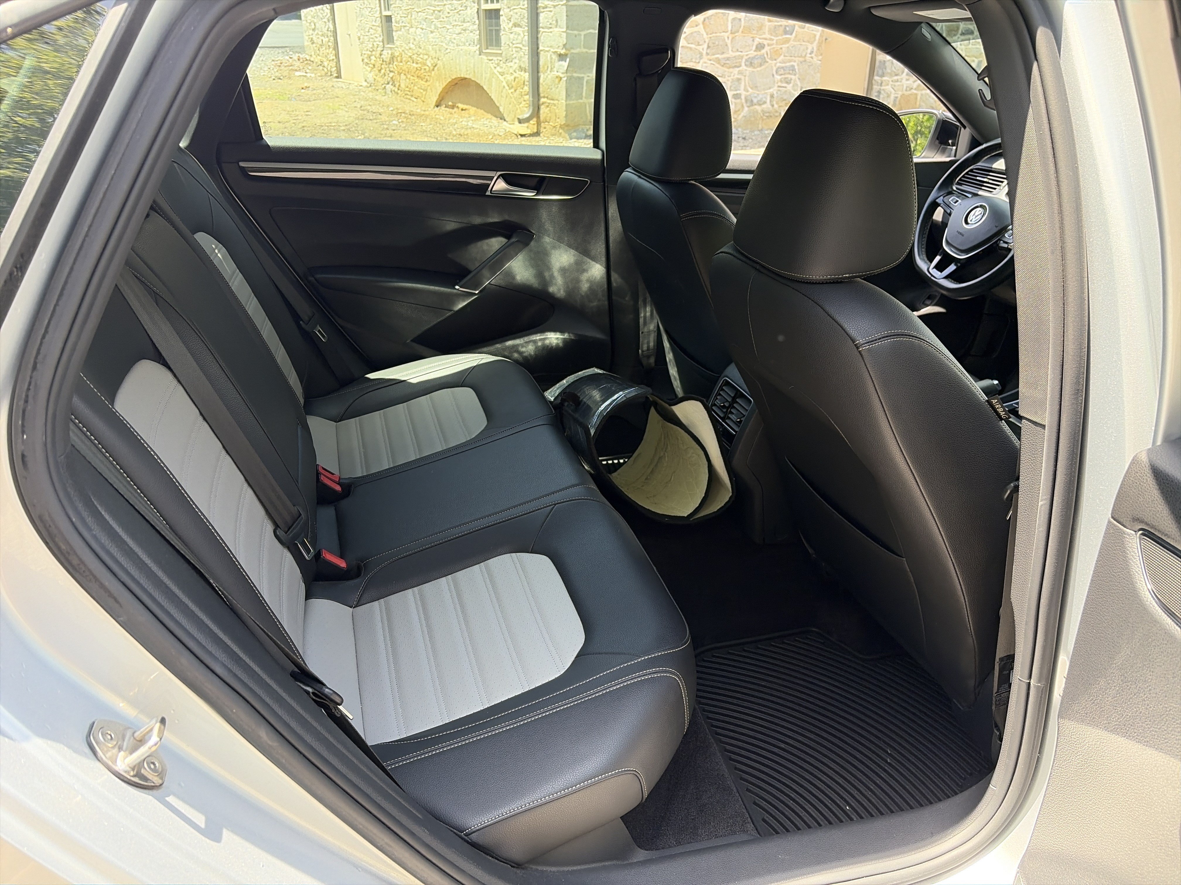Used 2018 Volkswagen Passat 3.6 FWD image 28