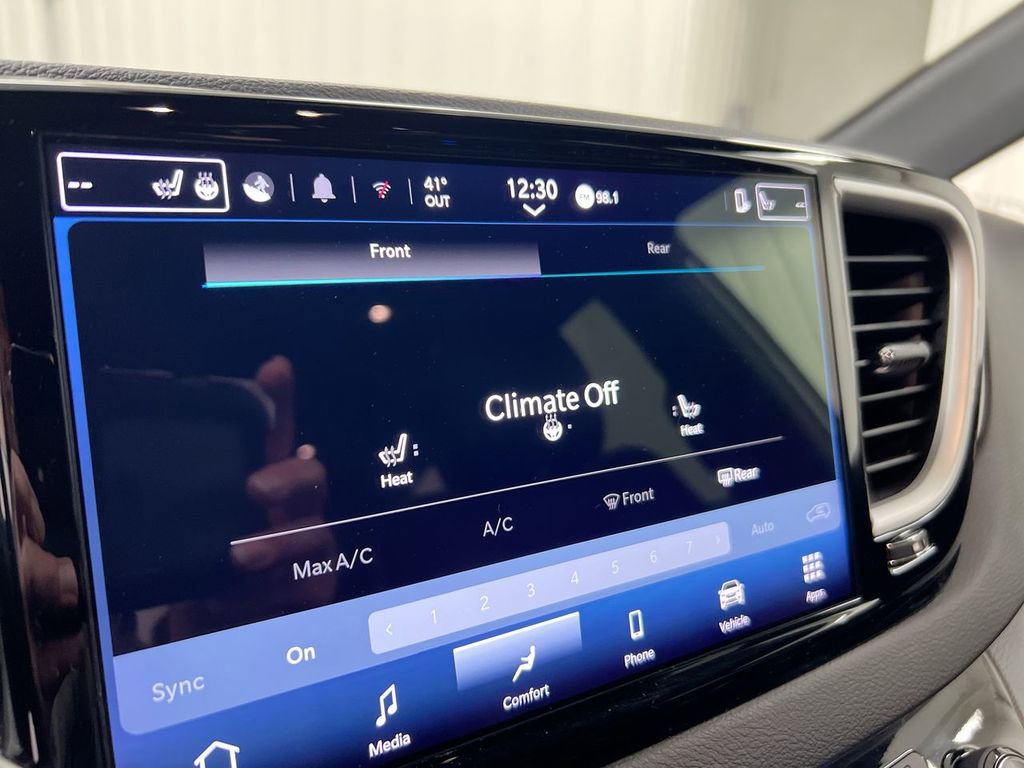 Used 2025 Chrysler Pacifica Select image 16